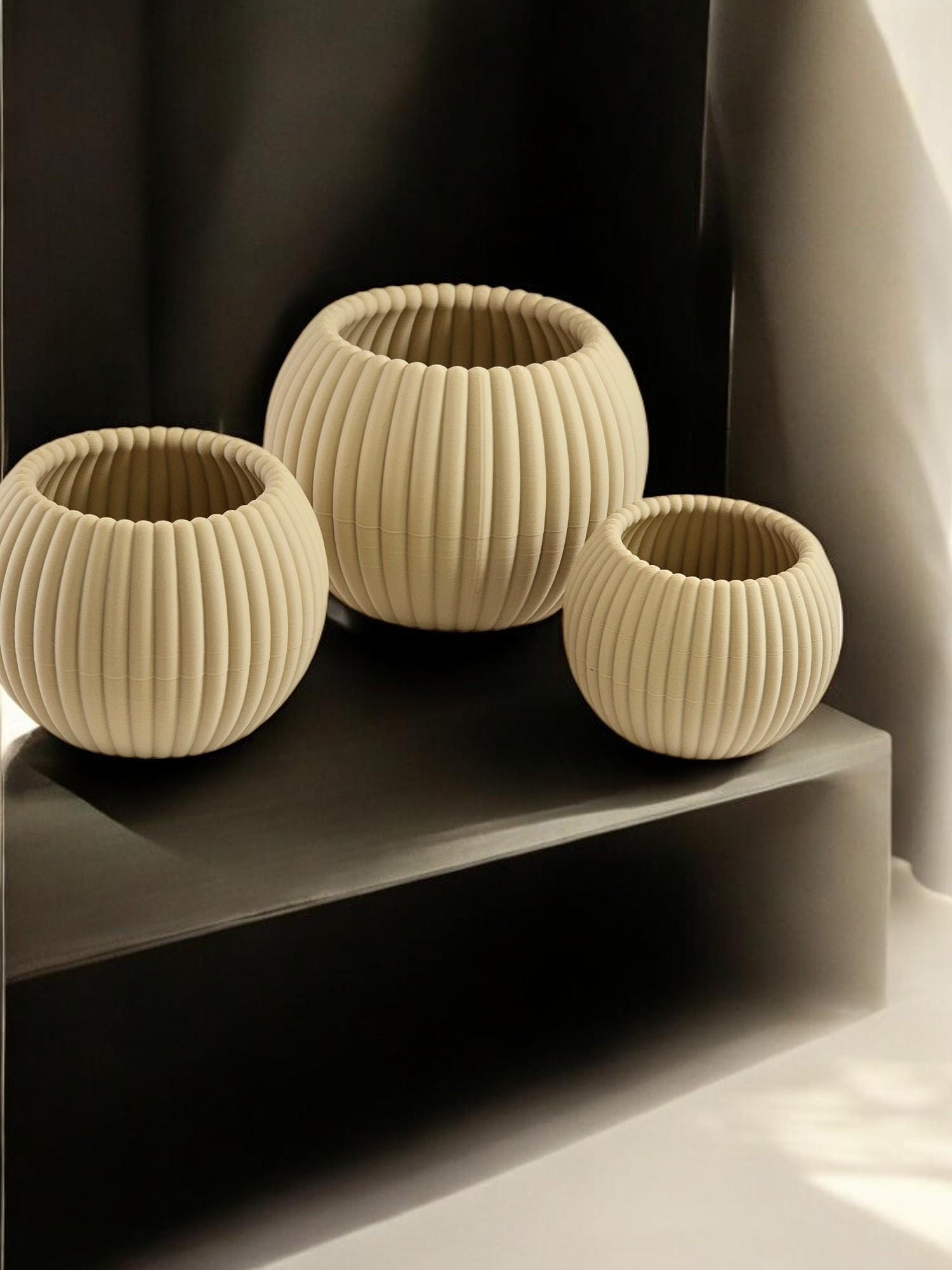 Minimalist ribbed candle holder set for home decor